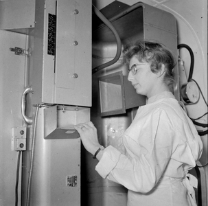 846212 Afbeelding van het onderzoek naar tuberculose onder spoorwegpersoneel door middel van röntgenstralen in een ...